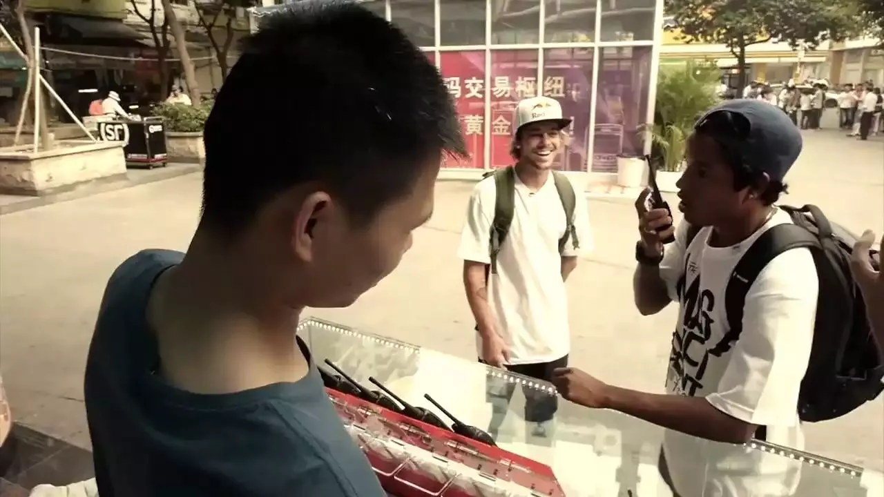 פליפה גוסטבו הוא סקייטבורד מקצועי ברזילאי